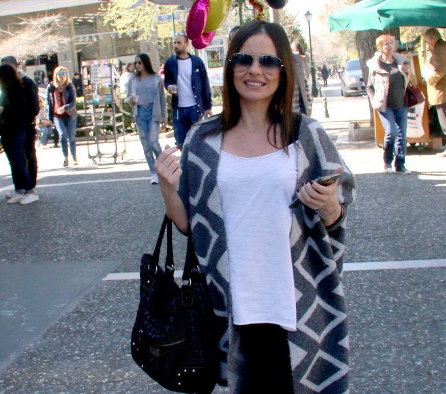 Paparazzi! Ελένη Καρποντίνη: Πρωινή έξοδος με casual look στον 6ο μήνα της εγκυμοσύνης της!