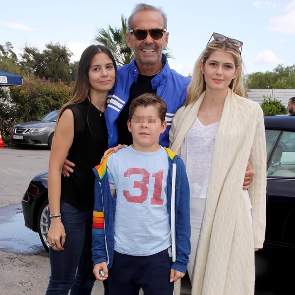 Πέτρος Κωστόπουλος: Ποζάρει αγκαλιά με τα τρία του παιδιά σε παραλία της Μυκόνου