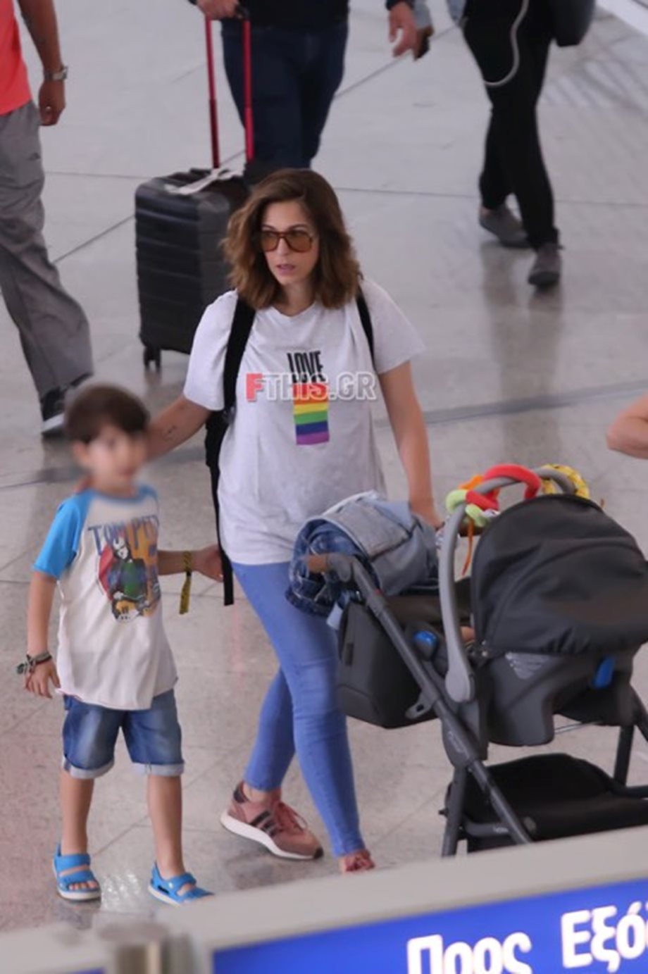 Κατερίνα Παπουτσάκη: Στο αεροδρόμιο με τον σύζυγο και τα παιδιά της