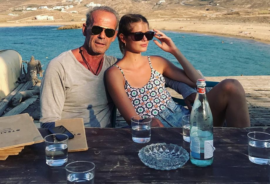 Η Αμαλία Κωστοπούλου ποζάρει στα πόδια του μπαμπά της στις καλοκαιρινές τους διακοπές