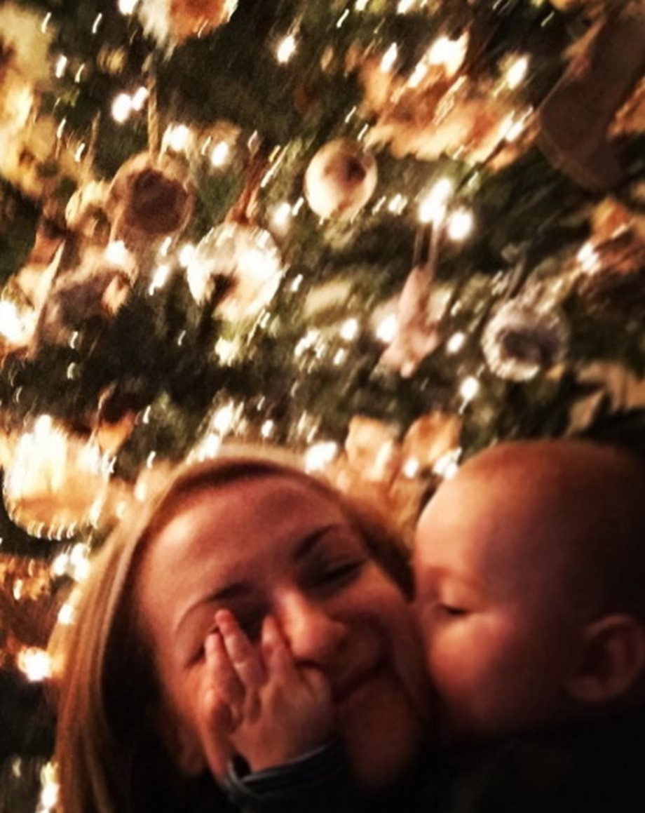 Τα πρώτα Χριστούγεννα της Ελληνίδας παρουσιάστριας με το μωρό της: Δείτε την τρυφερή φωτογραφία