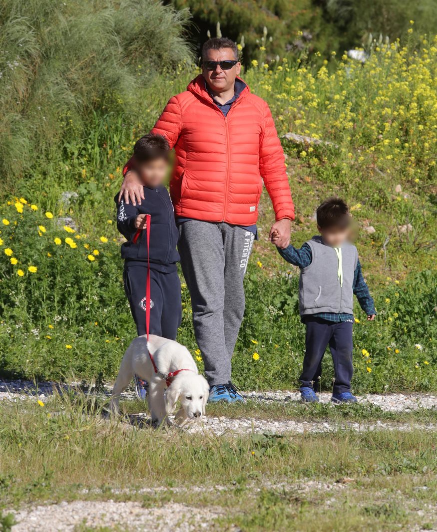 Paparazzi: Υπερπροστατευτικός πατέρας ο Γιώργος Λιάγκας – Δείτε φωτογραφίες από τη νέα έξοδο με τους γιους του!