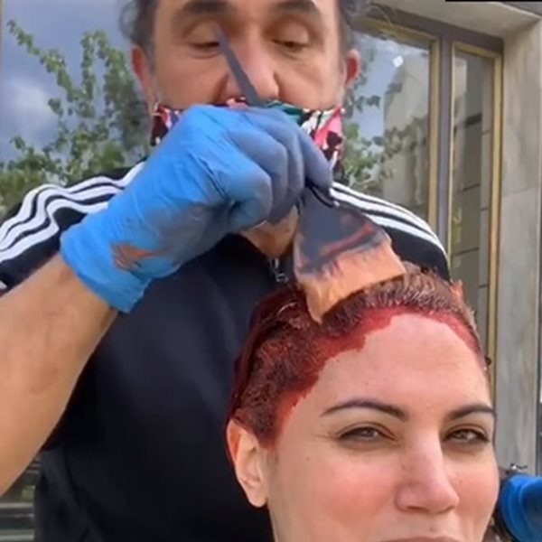 Κι όμως! Η Μαίρη Συνατσάκη έβαψε τα μαλλιά της στη μέση του δρόμου (Βίντεο)
