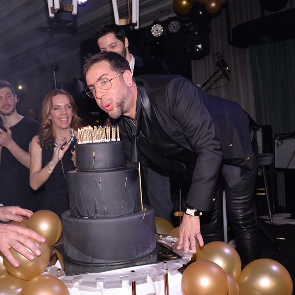 Γιώργος Μαζωνάκης: Πάρτι γενεθλίων με αγαπημένους φίλους στο πλευρό του και μια τούρτα-υπερπαραγωγή!