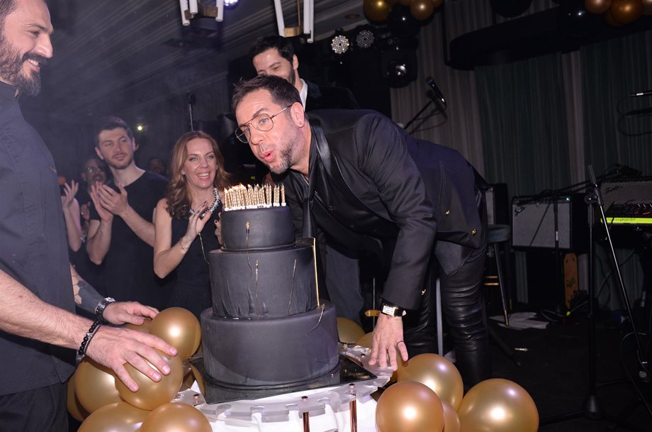 Γιώργος Μαζωνάκης: Πάρτι γενεθλίων με αγαπημένους φίλους στο πλευρό του και μια τούρτα-υπερπαραγωγή!
