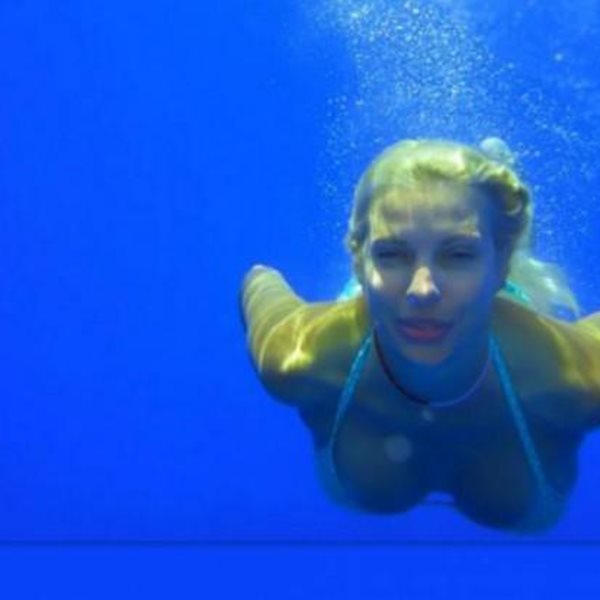 Ελένη Μενεγάκη: Ποζάρει πάνω στο σκάφος με αποκαλυπτικό bikini! H νέα φωτογραφία από τις καλοκαιρινές της διακοπές