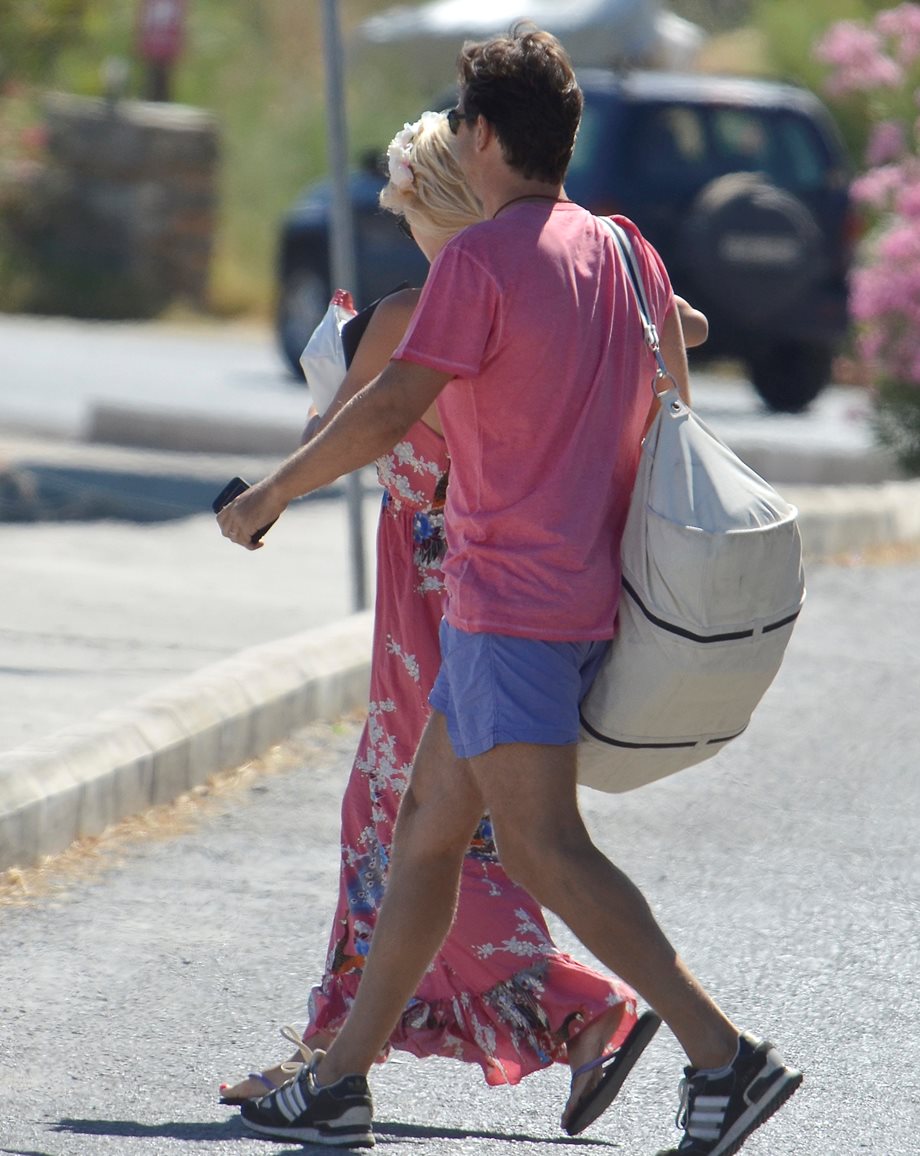 Ελένη Μενεγάκη - Μάκης Παντζόπουλος: Δείτε φωτογραφία από την άφιξή τους στη Λευκάδα με το φουσκωτό 