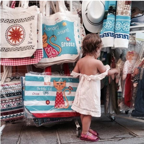 Η κορούλα της Ελληνίδας παρουσιάστριας κάνει ψώνια στο νησί! 