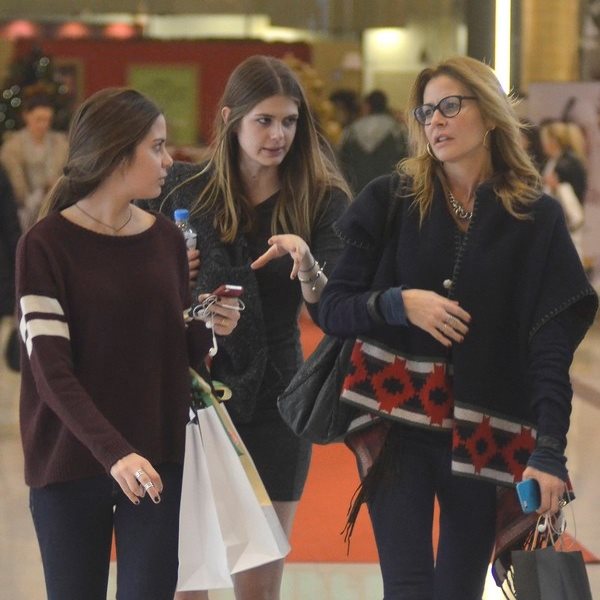 Τζένη Μπαλατσινού: Το απρόοπτο που της συνέβη ενώ ταξίδευε με τις κόρες της!