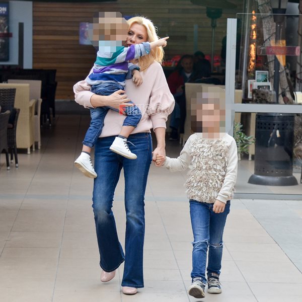 Paparazzi! Η Κατερίνα Καραβάτου σε πρωινή βόλτα με τα δυο της παιδιά