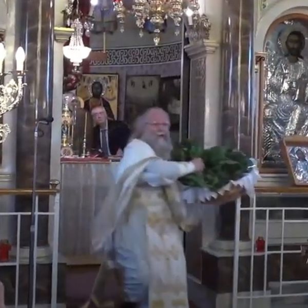 Πάσχα 2022: Έκανε την πρώτη Ανάσταση στη Χίο ο “ιπτάμενος ιερέας”