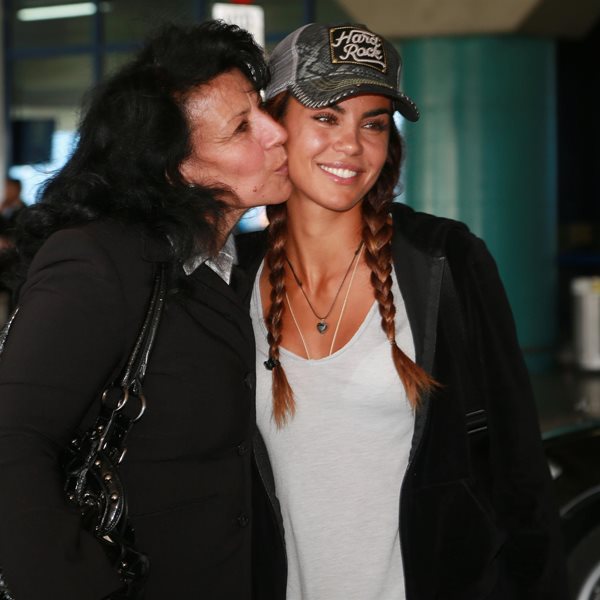 Ειρήνη Παπαδοπούλου: Δείτε τις συγκινητικές στιγμές με τη μητέρα της κατά την άφιξή της στο αεροδρόμιο