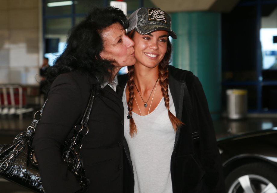 Ειρήνη Παπαδοπούλου: Δείτε τις συγκινητικές στιγμές με τη μητέρα της κατά την άφιξή της στο αεροδρόμιο
