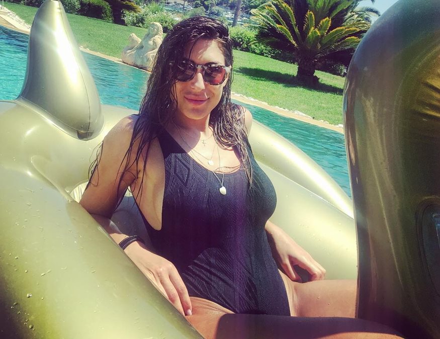 Φλορίντα Πετρουτσέλι: Δείτε την να ποζάρει με πολύ αποκαλυπτικό bikini