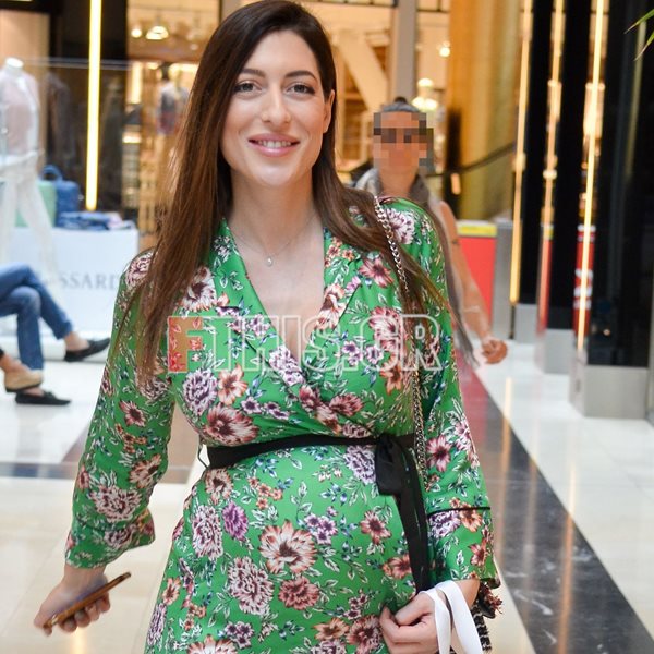 Φλορίντα Πετρουτσέλι: Βόλτα για ψώνια στον 8ο μήνα της εγκυμοσύνης της