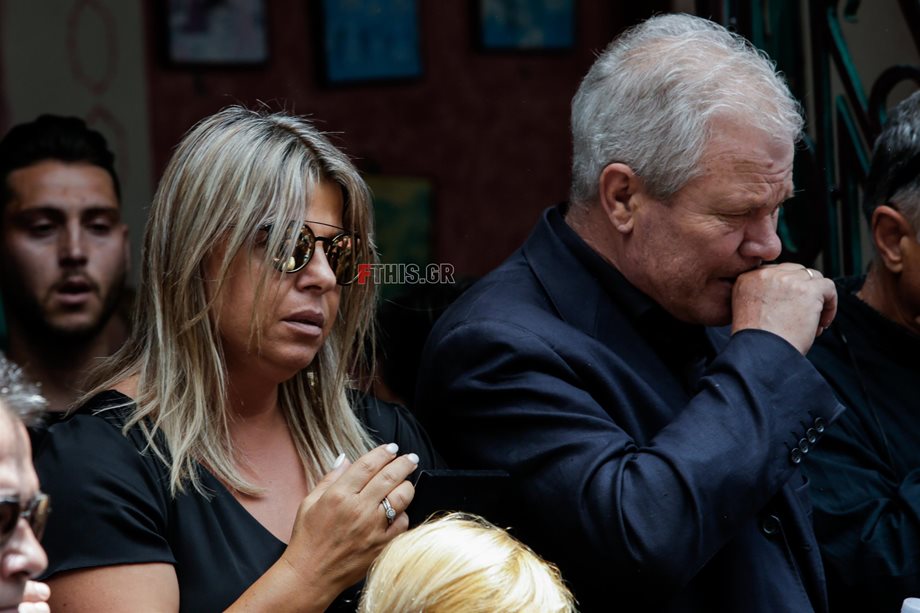 Κηδεία Πάνου Ζάρλα: Με δάκρυα στα μάτια τον αποχαιρέτησαν η μητέρα και ο πατριός του 