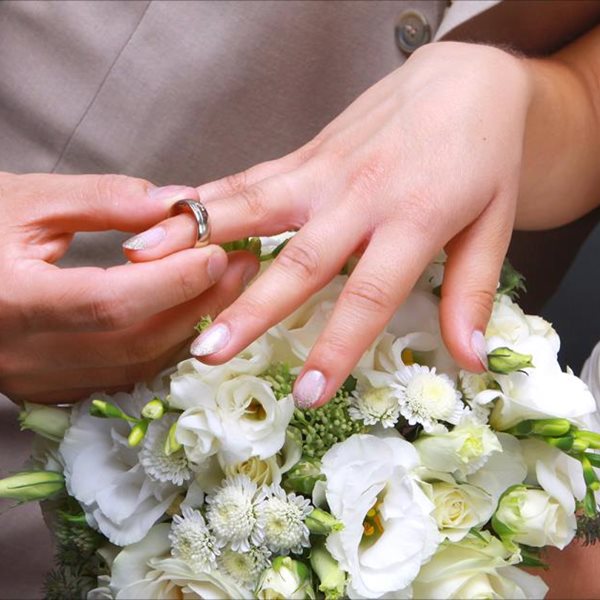 Γνωστός Έλληνας έκανε πρόταση γάμου στη σύντροφό του μετά από επτά μήνες σχέσης