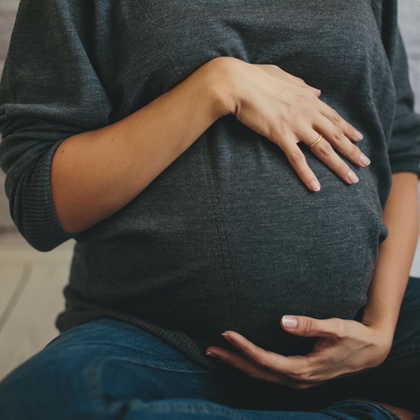 Τεσσάρων μηνών έγκυος γνωστή Ελληνίδα μετά την αποβολή