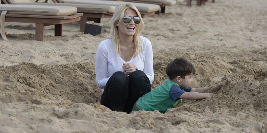Paparazzi! Φαίη Σκορδά: Παιχνίδια στην άμμο με τον μικρότερο γιο της, Δημήτρη!
