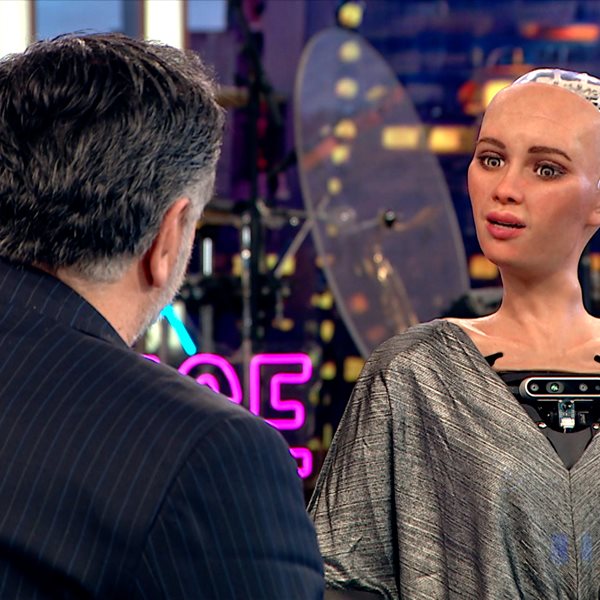 Ρομπότ Σοφία: Η πρώτη της τηλεοπτική συνέντευξη στον Γρηγόρη Αρναούτογλου! "Είμαι εδώ για να κάνω τη ζωή των ανθρώπων καλύτερη"