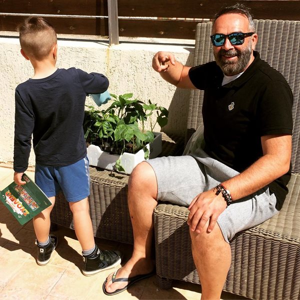 Family moments: Δείτε τον Γρηγόρη Γκουντάρα να καλλιεργεί τον κήπο με τους γιους του!