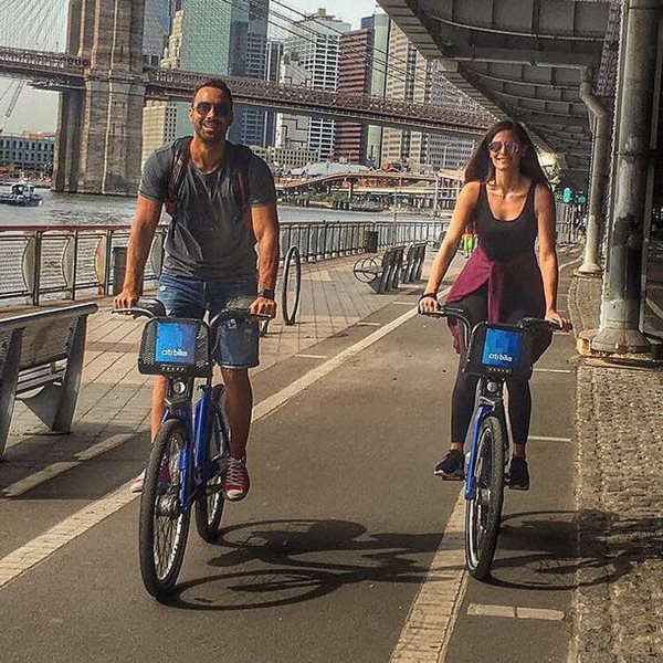 Σάκης Τανιμανίδης - Χριστίνα Μπόμπα: Χεράκι-χεράκι στους δρόμους του Άμστερνταμ το ερωτευμένο ζευγάρι