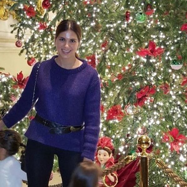Σταματίνα Τσιμτσιλή: Φωτογραφίζει τις κορούλες της κάτω από το τεράστιο Χριστουγεννιάτικο δέντρο εμπορικού κέντρου!