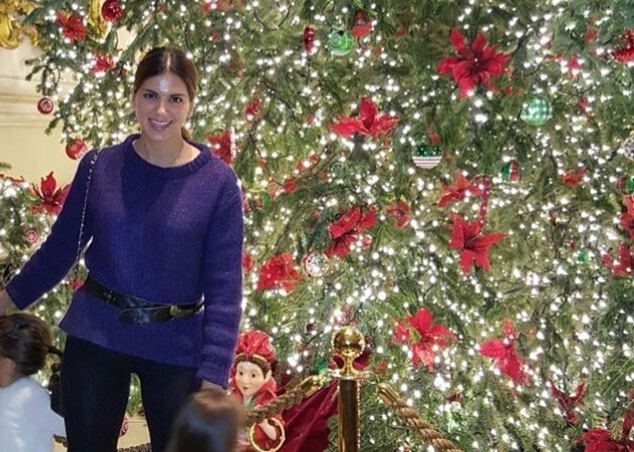 Σταματίνα Τσιμτσιλή: Φωτογραφίζει τις κορούλες της κάτω από το τεράστιο Χριστουγεννιάτικο δέντρο εμπορικού κέντρου!