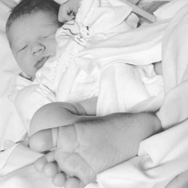 Γέννησε η σύζυγος πασίγνωστου ποδοσφαιριστή! Η πρώτη φωτογραφία του νεογέννητου