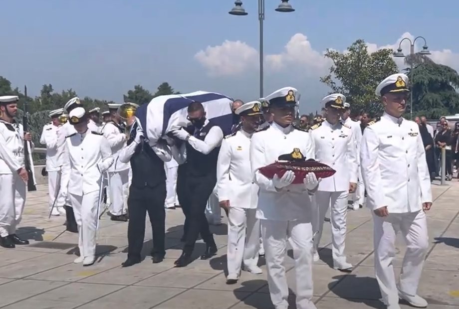Πολεμικό Ναυτικό: “Ράγισαν” καρδιές στην κηδεία της 19χρονης Θάλειας – “Τραγικές” φιγούρες οι γονείς της 
