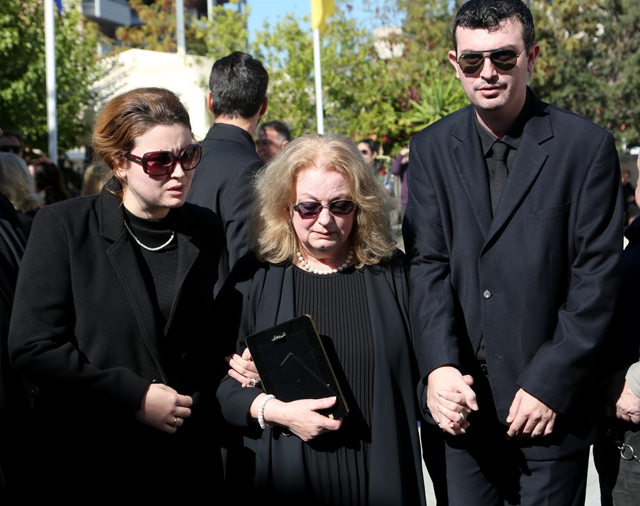 Γιώργος Βασιλείου: Συντετριμμένοι στην κηδεία του η σύζυγος και τα παιδιά του