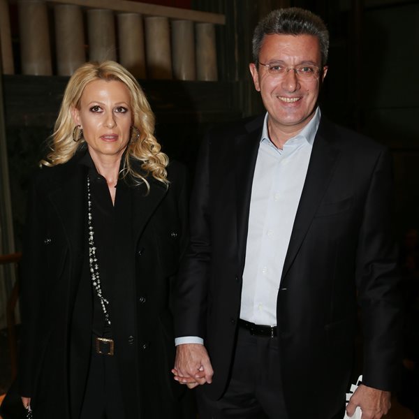 Νίκος Χατζηνικολάου: Χέρι-χέρι με τη σύζυγό του σε βραδινή έξοδο