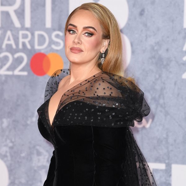 Adele: Το πρόβλημα υγείας που της δημιούργησαν οι στενοί κορσέδες που φοράει