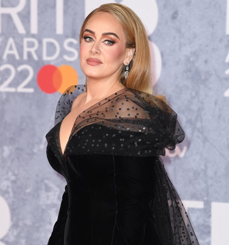 Adele: Το πρόβλημα υγείας που της δημιούργησαν οι στενοί κορσέδες που φοράει