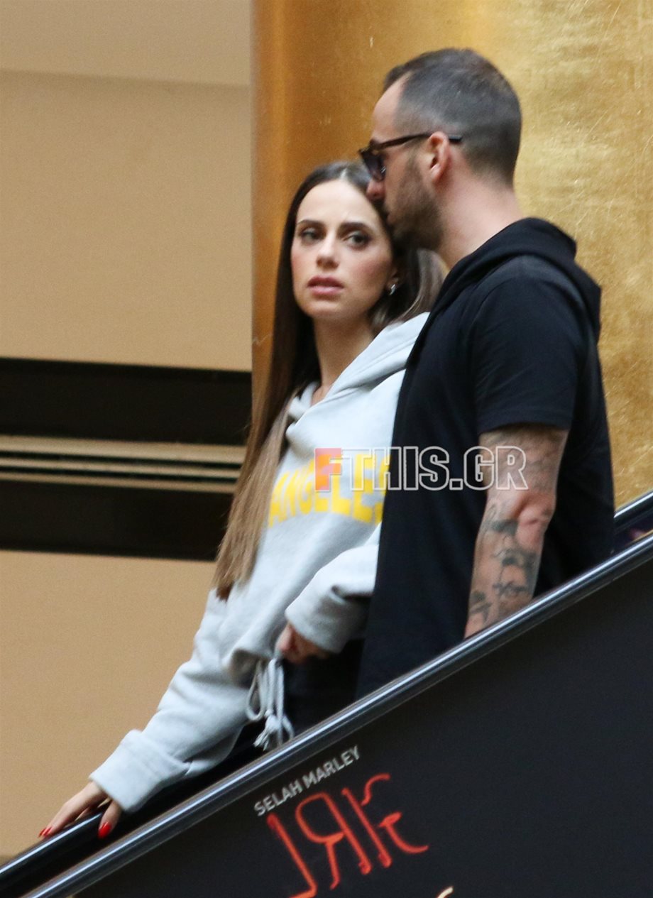 Paparazzi: Η Μαρία Αντωνά και σύντροφός της, Άρης Σοϊλέδης, σε γνωστό εμπορικό κέντρο
