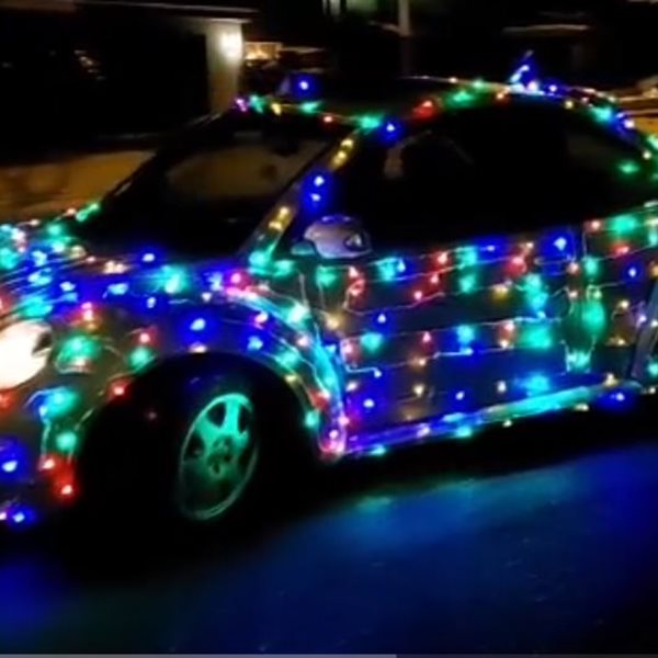 Μετέτρεψε το αυτοκίνητο του σε χριστουγεννιάτικο δέντρο & έκανε ρεκόρ προβολών στο TikTok