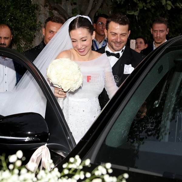 Γιώργος Αγγελόπουλος & Δήμητρα Βαμβακούση: Η έξοδος του νιόπαντρου ζευγαριού από την εκκλησία (Φωτό)