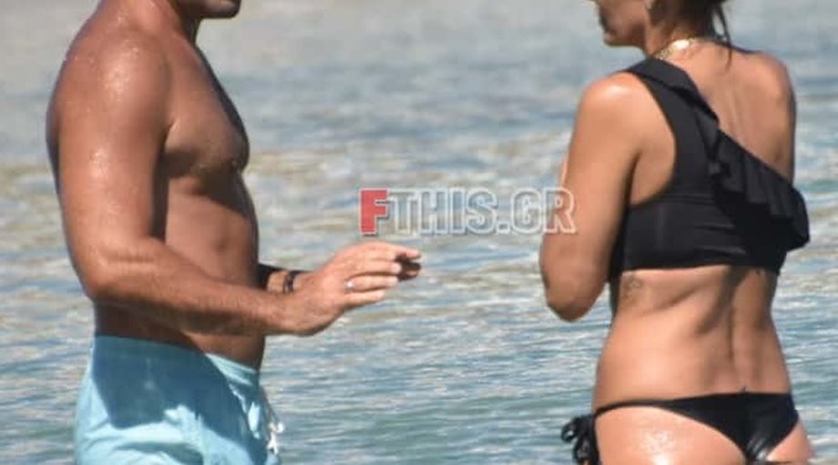 Τρυφερές στιγμές στην παραλία για ζευγάρι της ελληνικής showbiz λίγες ημέρες μετά τον γάμο 