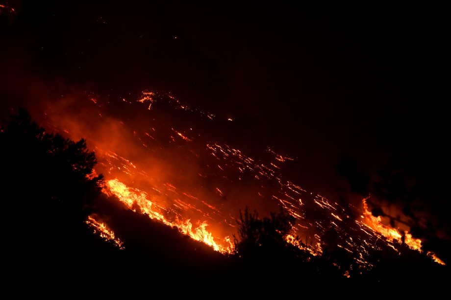 Πυρκαγιές: Ολονύχτια μάχη με τις φλόγες σε Κέρκυρα, Κάρυστο, Ρόδο και Αίγιο! Εκκενώσεις οικισμών 