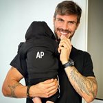 Άκης Πετρετζίκης: Ποζάρει στον φωτογραφικό φακό της συζύγου του μαζί με τον 10 μηνών γιο του 