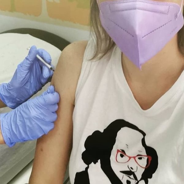 Γνωστή Ελληνίδα ηθοποιός έκανε το εμβόλιο κατά του κορονοϊού και απαθανάτισε τη στιγμή 