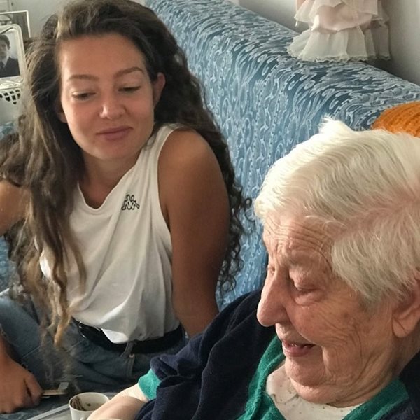 Αμάντα Γεωργιάδη: Το συγκινητικό μήνυμα της 101 ετών γιαγιά της