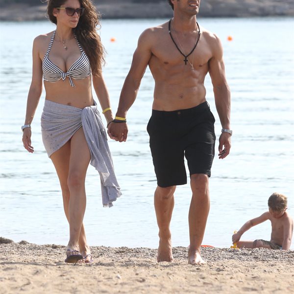 Το ζευγάρι της ελληνικής showbiz που περιμένει παιδί ερωτευμένο στην παραλία!