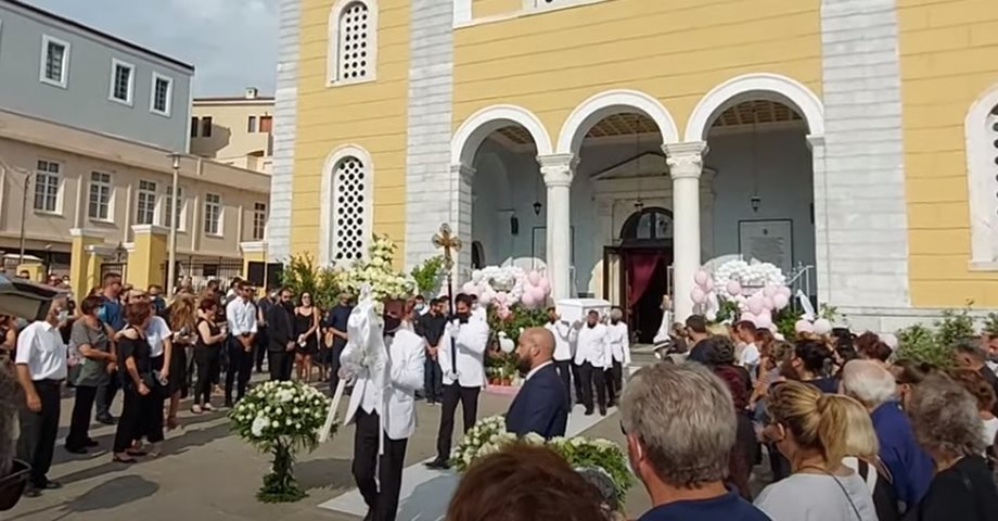 “Ράγισαν” καρδιές στην κηδεία της μικρής Αναστασίας- Συντετριμμένη η οικογένεια της