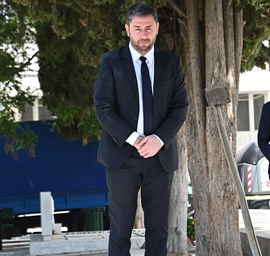 Νίκος Ανδρουλάκης: Επισκέφτηκε τον τάφο της Φώφης Γεννηματά και άφησε ένα λευκό τριαντάφυλλο