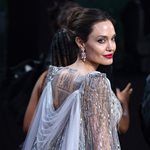 Angelina Jolie: Μάθαμε όλες τις κρυφές πλαστικές και τα μυστικά για το υπέροχο δέρμα της από τους ειδικούς