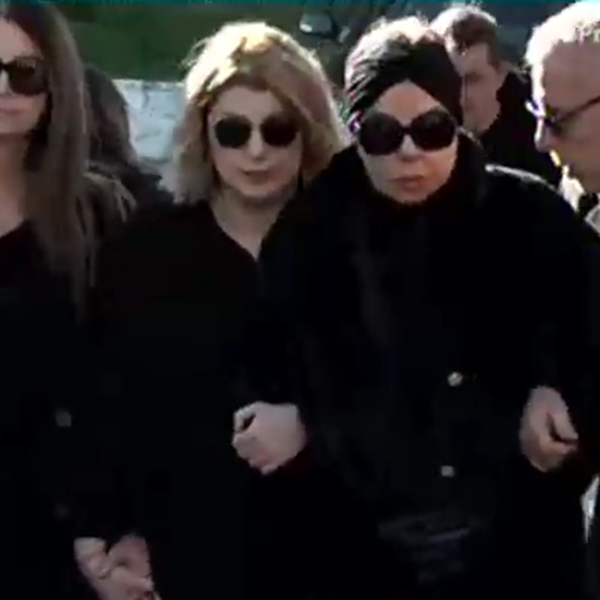 Άντζελα Δημητρίου: Συντετριμμένη στην κηδεία της μητέρας της - Στο πλευρό της η κόρη της, Όλγα Κιουρτσάκη