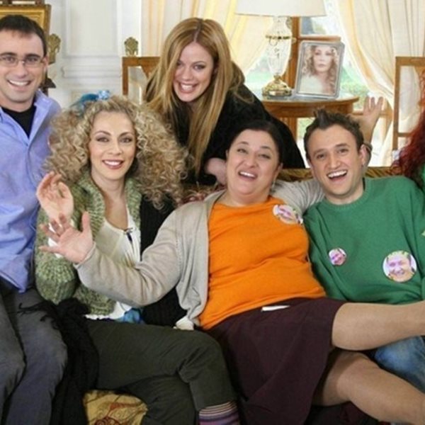 Αργύρης Αγγέλου: Η φωτογραφία με τους ηθοποιούς του "Παρά πέντε" με αφορμή τα 18 χρόνια από την πρεμιέρα της σειράς
