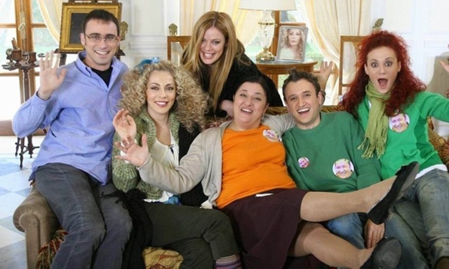 Αργύρης Αγγέλου: Η φωτογραφία με τους ηθοποιούς του "Παρά πέντε" με αφορμή τα 18 χρόνια από την πρεμιέρα της σειράς