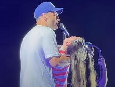 Συγκίνησε ο Κωνσταντίνος Αργυρός: Τραγούδησε στη σκηνή έχοντας στην αγκαλιά του ένα κοριτσάκι με μυϊκή ατροφία (Βίντεο)